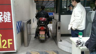 バー・コード ペーパー切符システムが付いている腕の低下のウエストの高さの回転木戸の障壁のゲート